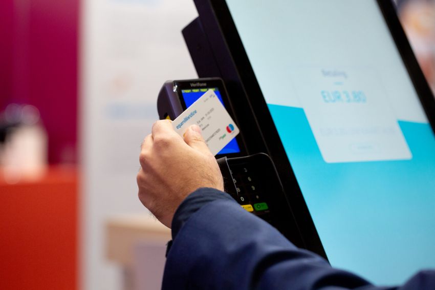 Betalen met een bankkaart aan de kiosk van Unipage