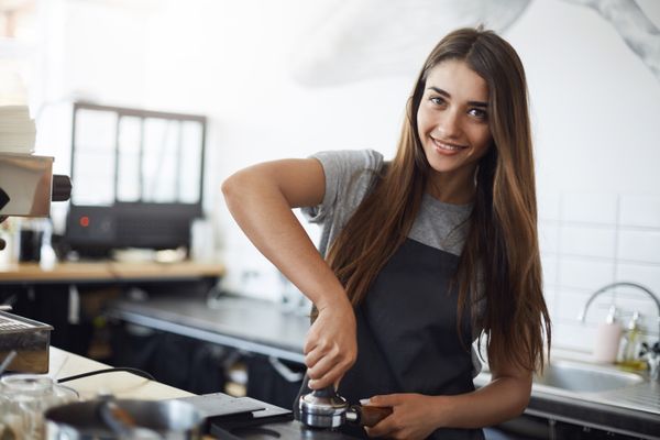 Een student aannemen in je horecazaak: zo doe je dat